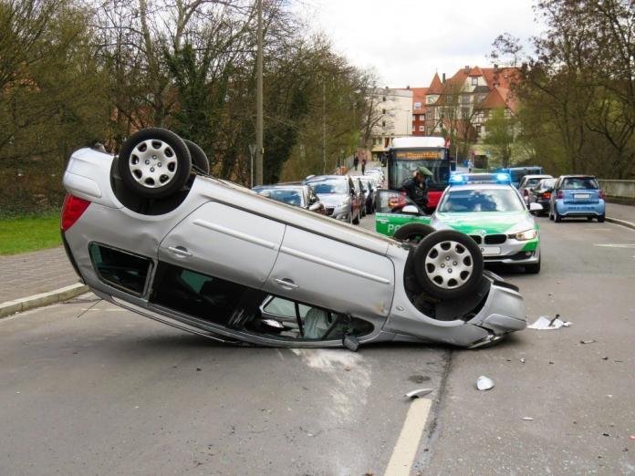 4 von 10 Unternehmen der Automobilbranche sehen Software-Entwickler bei Unfällen in der Verantwortung