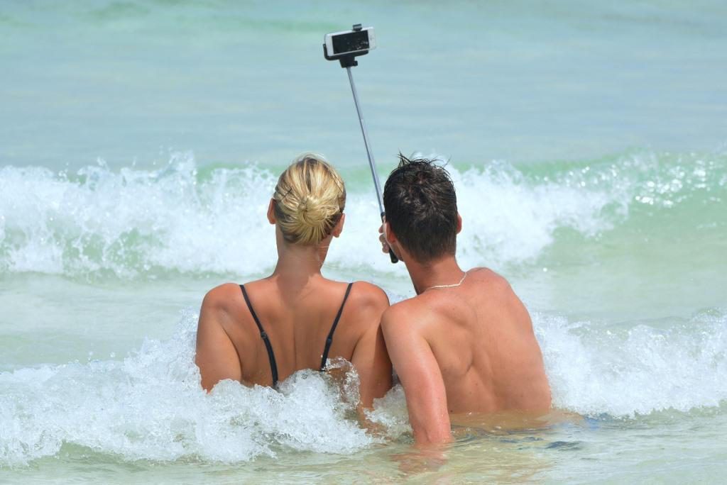 Sonne, Strand, Smartphone: Welche Digitalgeräte im Urlaub nicht fehlen dürfen.