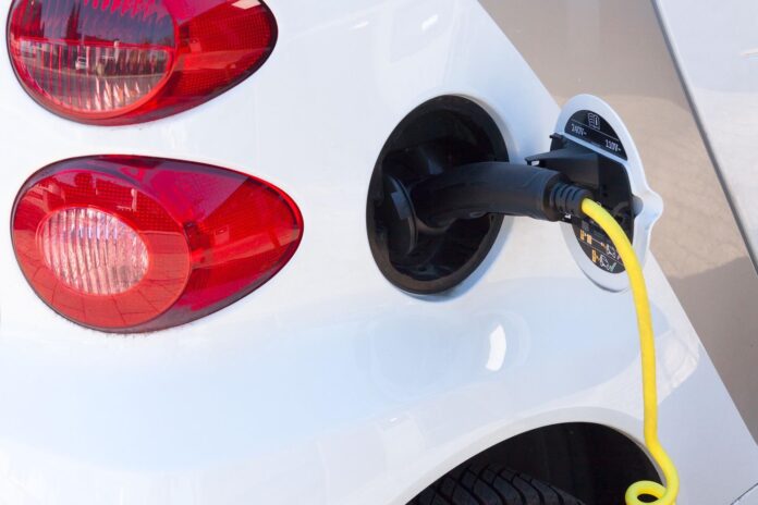 Hohe Benzinpreise: Elektro-Autos werden für attraktiver