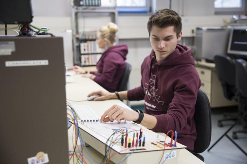In zahlreichen Laborübungen vertiefen Studierende des Bachelor-Studiengangs Smart Automation ihr Fachwissen.