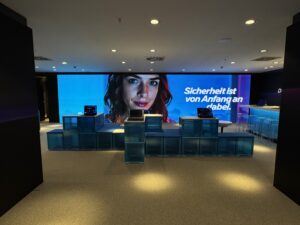 Interaktive Station im Intel Pop-Up Store: Besucher testen modernste Hardware und erleben Technologie zum Anfassen.