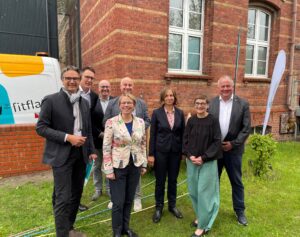Landrat Thomas Müller, Staatssekretärin Ina Maria Ulbrich und Vertreter von neu medianet feiern den erfolgreichen Abschluss des Breitbandausbaus im Landkreis Mecklenburgische Seenplatte. Landkreis Mecklenburgische Seenplatte